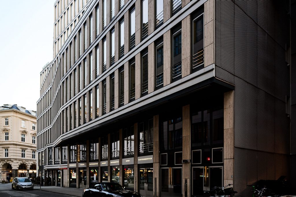 Fassade eines modernen Bürogebäudes – Symbol für strategische Immobilienberatung